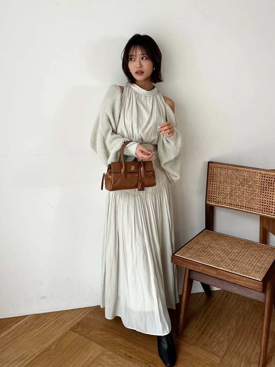 ブラック系のブーツ、グリーン系のワンピース、グリーン系のカーディガン/ボレロを着用したレディースの冬コーディネートの4枚目の写真