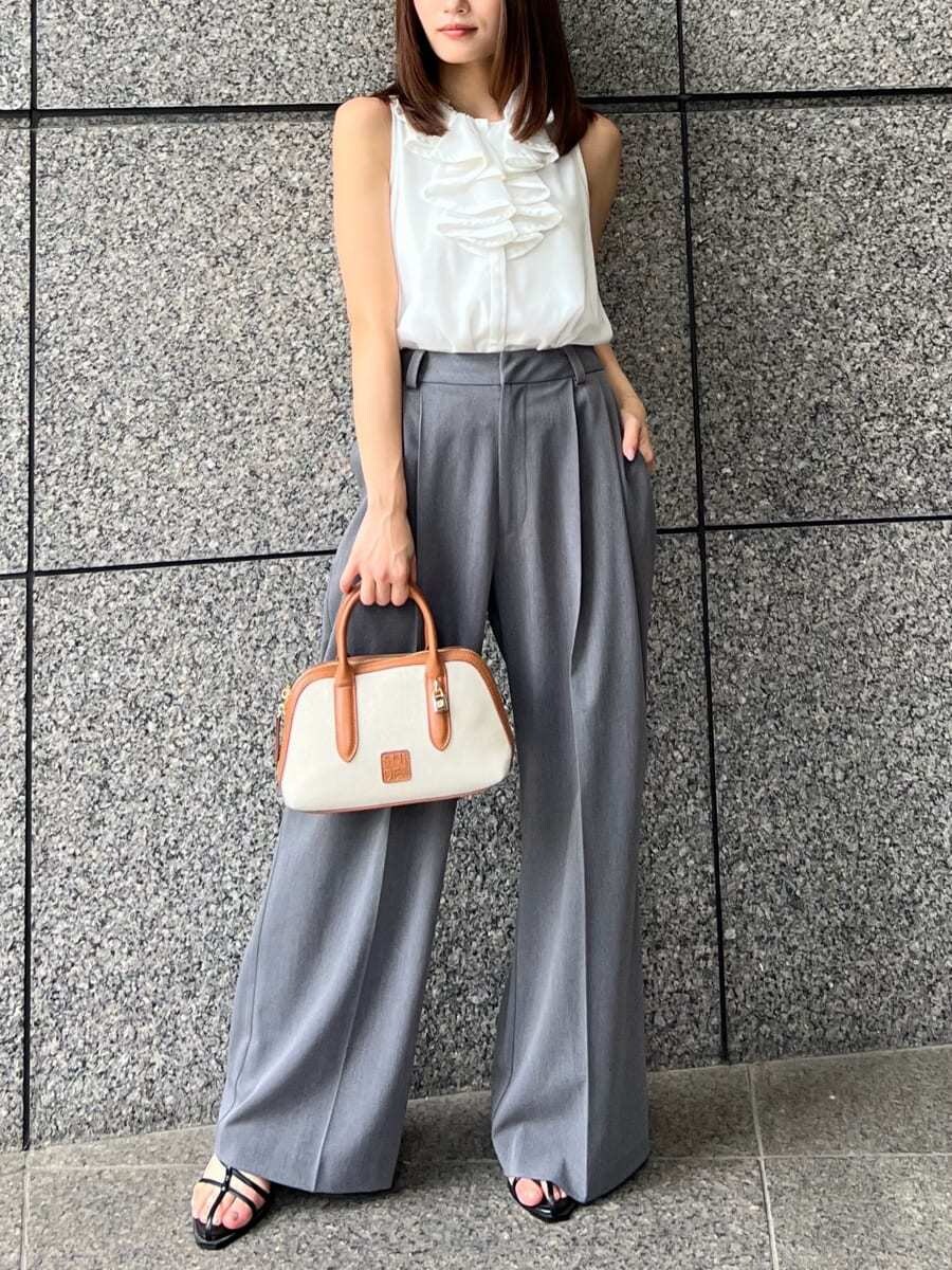 ホワイト系のシャツ/ブラウス、グレー系のその他パンツ、イエロー系のボストンバッグを着用したレディースの夏コーディネートの5枚目の写真