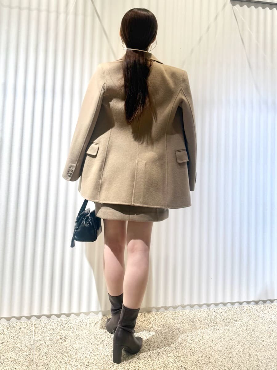 イエロー系のテーラードジャケット、ブラウン系のニット/セーター、イエロー系のワンピースを着用したレディースの秋コーディネートの2枚目の写真