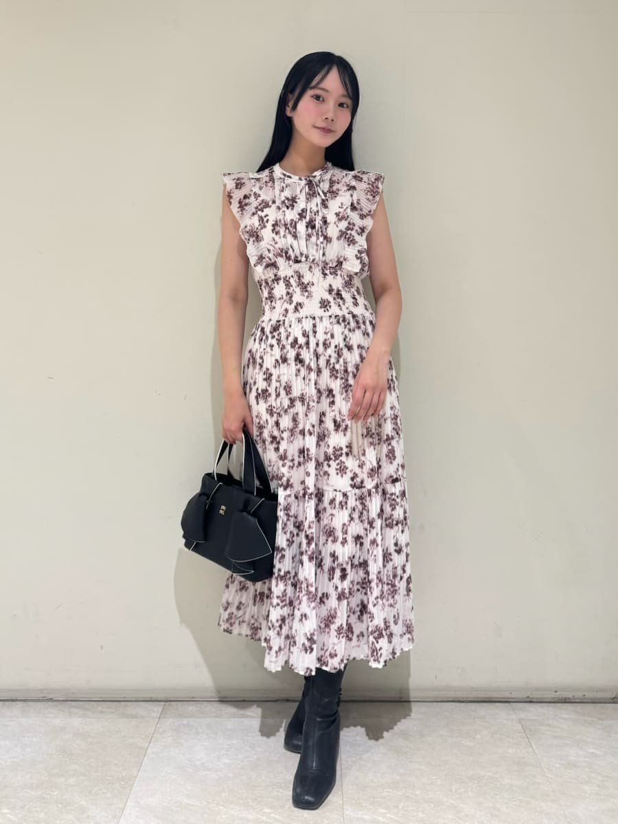 ピンク系のワンピース、ブルー系のテーラードジャケット、ブラック系のハンドバッグを着用したレディースの冬コーディネートの2枚目の写真