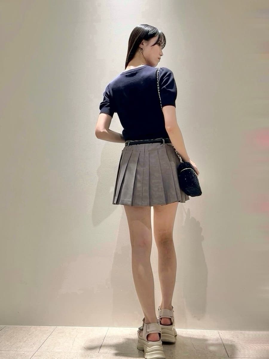 グレー系のその他パンツ、ブルー系のニット/セーター、ベージュ系のサンダルを着用したレディースの夏コーディネートの7枚目の写真
