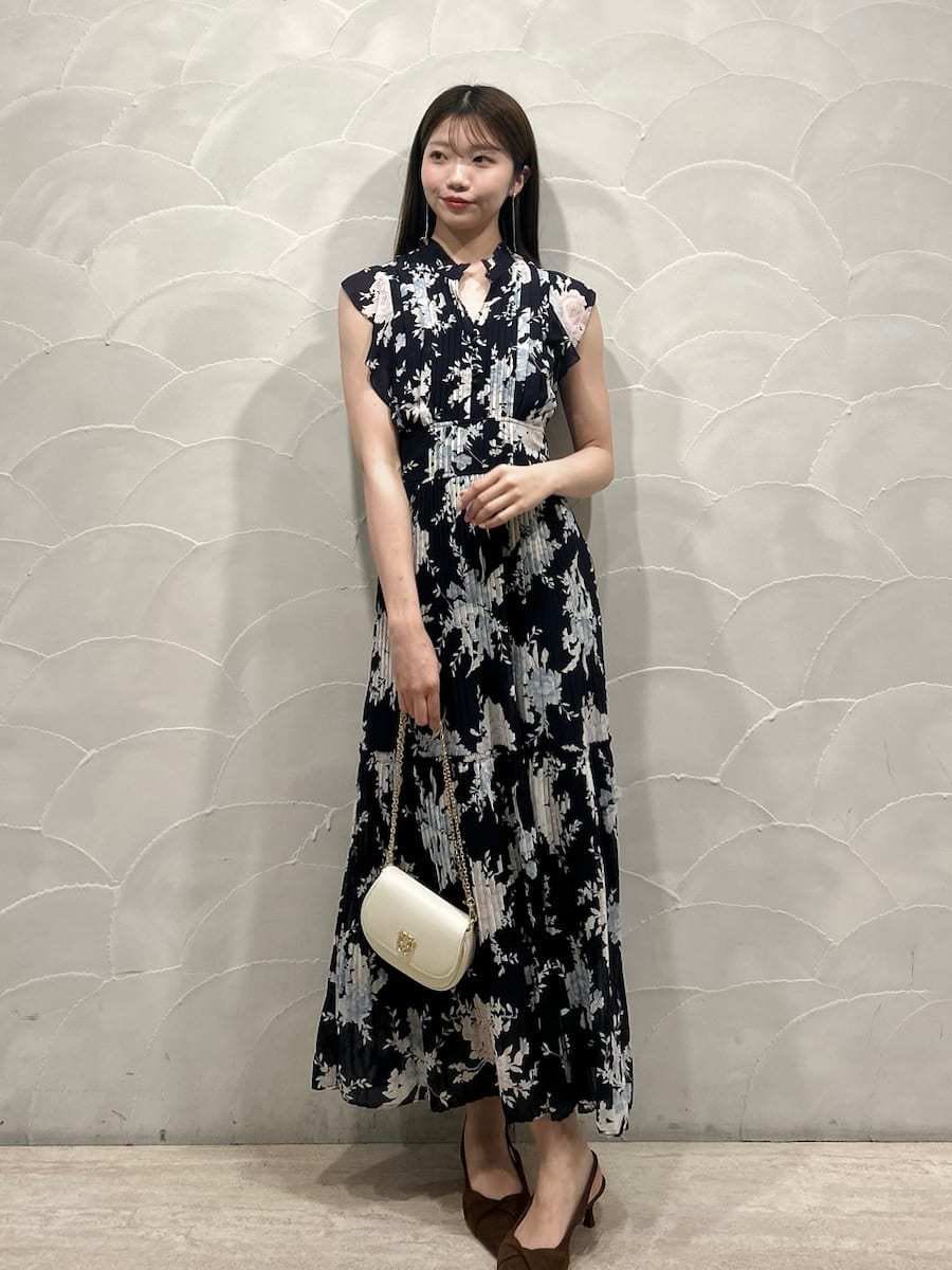 ブルー系のワンピース、グレー系のパーカー、ブラウン系のパンプスを着用したレディースの春コーディネートの3枚目の写真