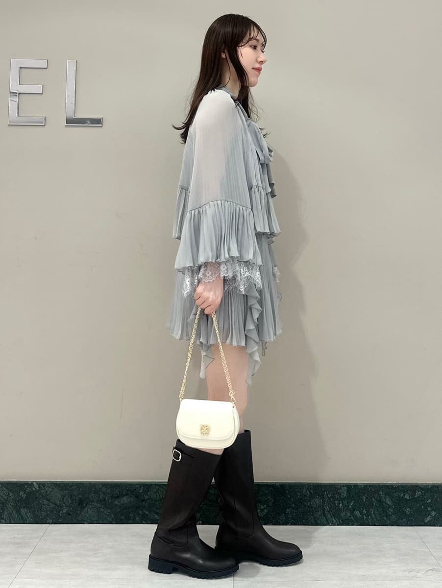 ホワイト系のショルダーバッグを着用したレディースの春コーディネートの3枚目の写真