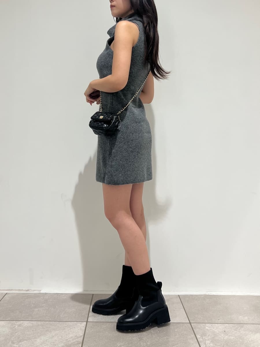 グレー系のワンピース、グレー系のカーディガン/ボレロ、ブラック系のショルダーバッグを着用したレディースの秋コーディネートの7枚目の写真