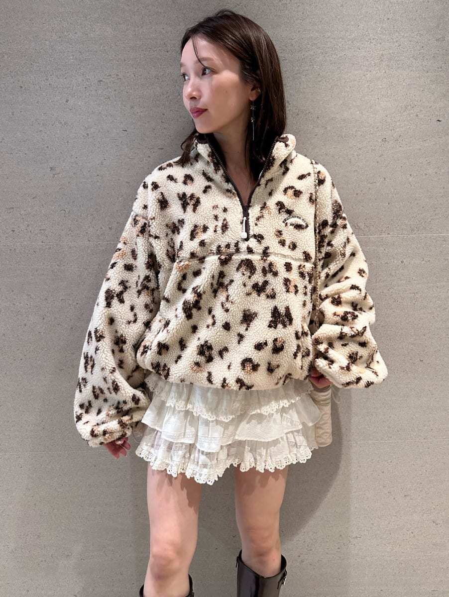 その他のTシャツ/カットソー、ホワイト系のその他パンツ、ブラウン系のブーツを着用したレディースの秋コーディネートの7枚目の写真