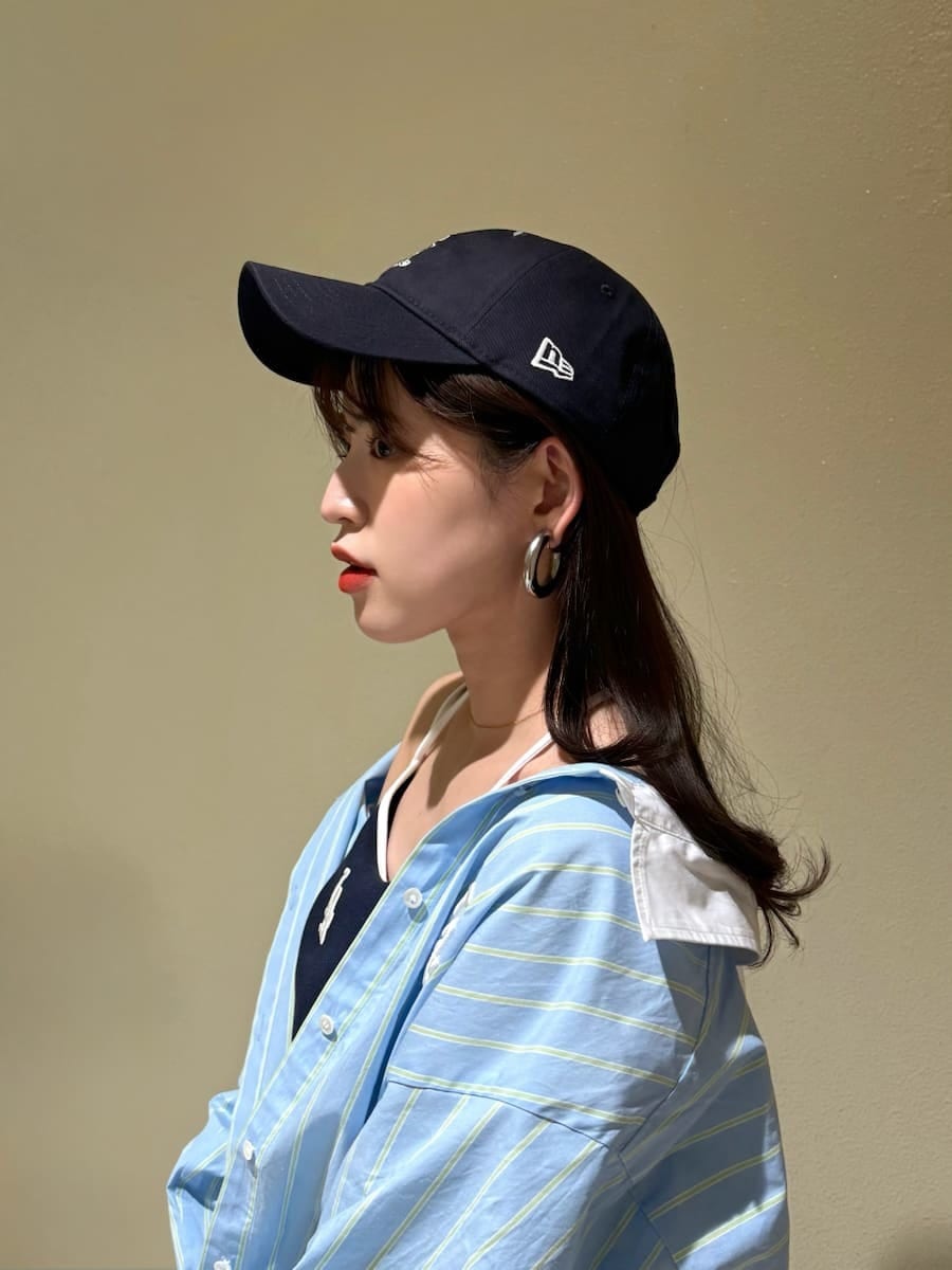 ブルー系のワンピース、ブルー系のシャツ/ブラウス、ホワイト系のショルダーバッグを着用したレディースの春コーディネートの6枚目の写真