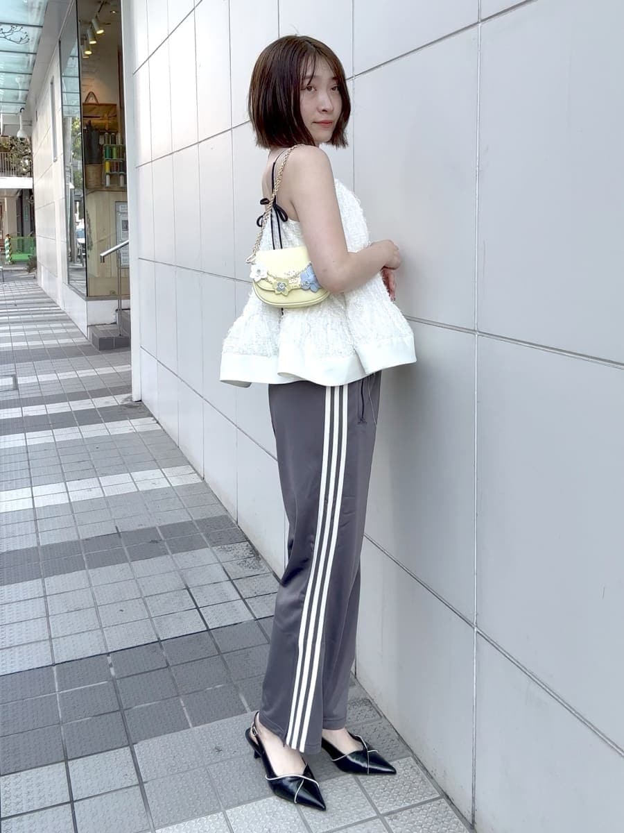 ホワイト系のその他トップス、グレー系のその他パンツ、ブラック系のパンプスを着用したレディースの冬コーディネートの5枚目の写真