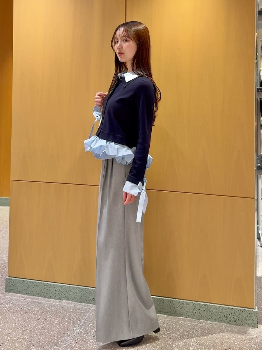 ブラック系のブーツ、グレー系のその他パンツ、ブルー系のニット/セーターを着用したレディースの冬コーディネートの2枚目の写真