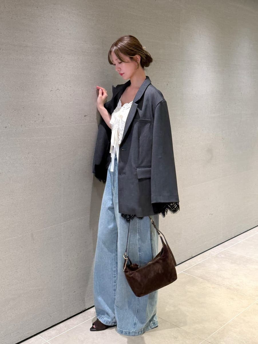 グレー系のテーラードジャケット、ブルー系のデニムパンツ、ホワイト系のその他トップスを着用したレディースの夏コーディネートの2枚目の写真
