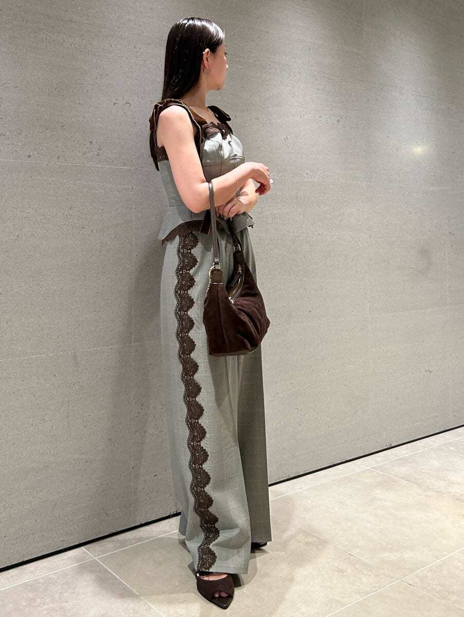 その他のその他パンツ、その他のその他トップス、ブラウン系のサンダルを着用したレディースの夏コーディネートの5枚目の写真