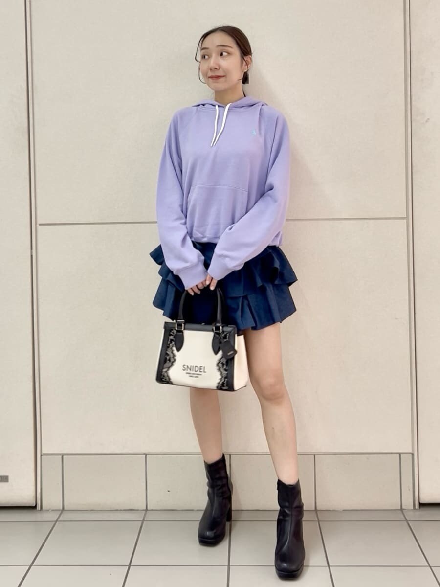 ブルー系のその他パンツ、ブラック系のショルダーバッグを着用したレディースの秋コーディネートの2枚目の写真