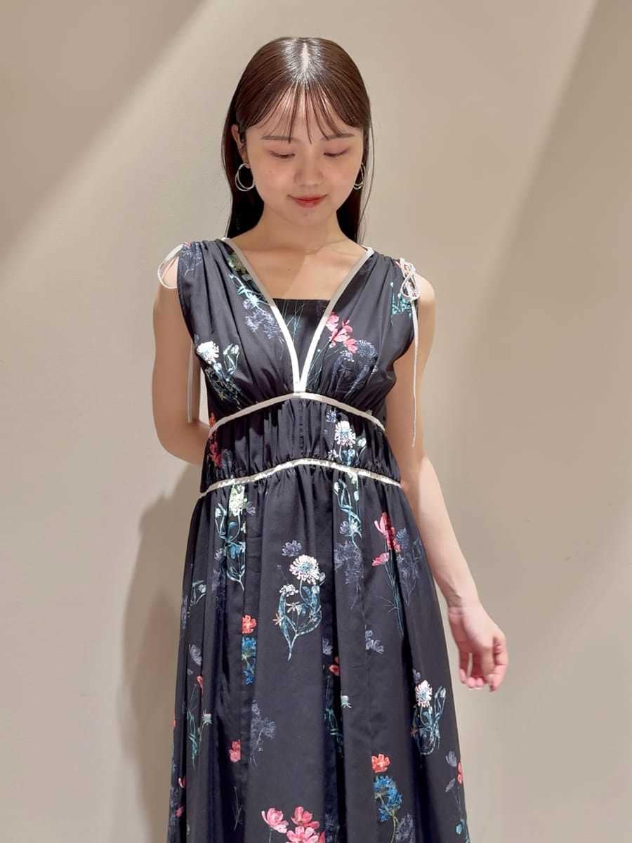 ブルー系のワンピース、ホワイト系のパンプス、ホワイト系のショルダーバッグを着用したレディースの夏コーディネートの4枚目の写真