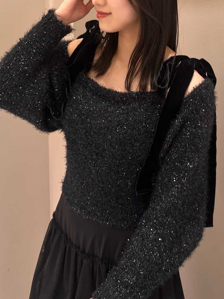 ブラック系のブーツ、ブラック系のスカート、ブラック系のニット/セーターを着用したレディースの冬コーディネートの6枚目の写真