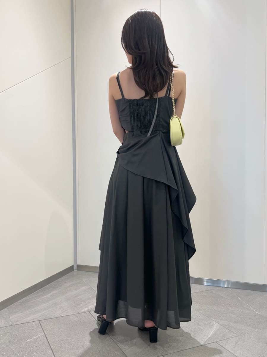 グレー系のワンピース、イエロー系のショルダーバッグを着用したレディースの春コーディネートの3枚目の写真