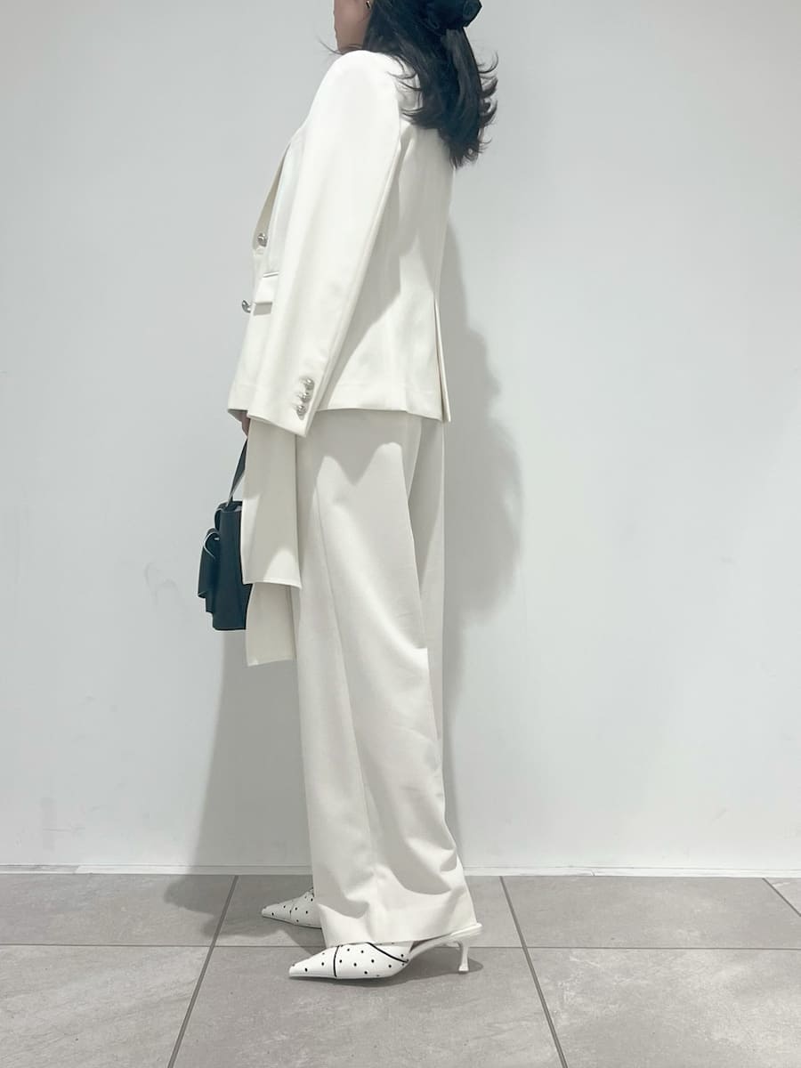 ホワイト系のテーラードジャケット、ホワイト系のスラックス、その他のパンプスを着用したレディースの冬コーディネートの2枚目の写真