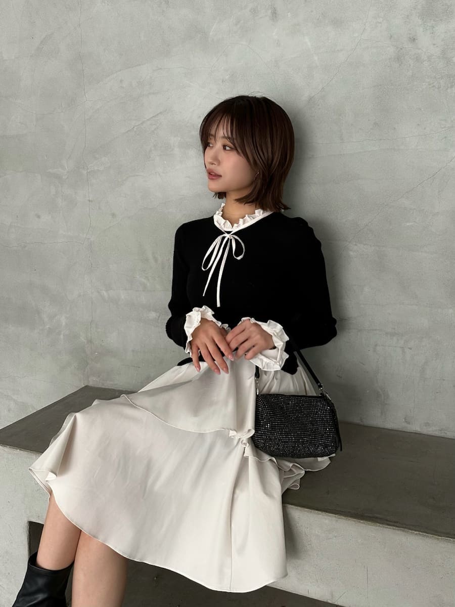 ブラック系のブーツ、ブラック系のワンピースを着用したレディースの冬コーディネートの9枚目の写真