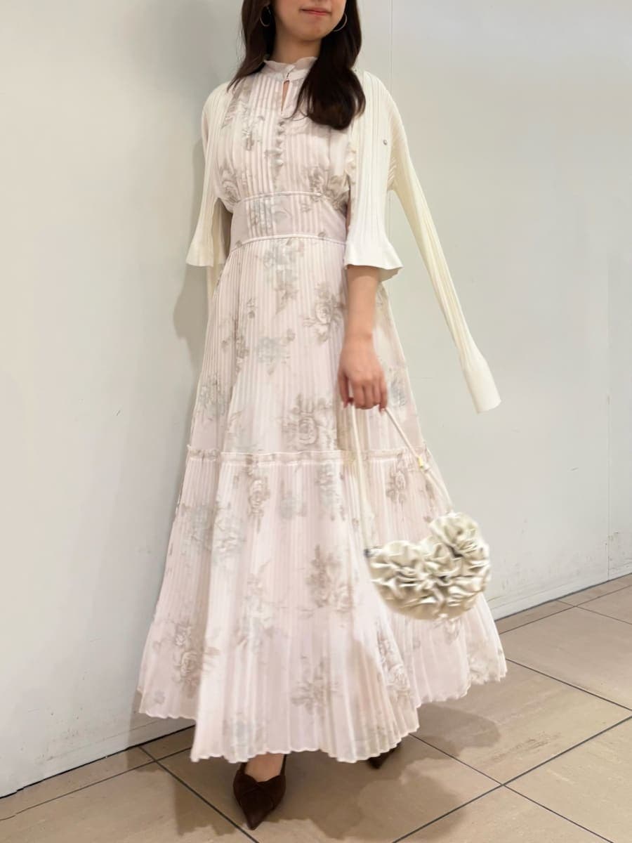 ピンク系のワンピース、ホワイト系のカーディガン/ボレロ、ブラウン系のパンプスを着用したレディースの春コーディネートの2枚目の写真