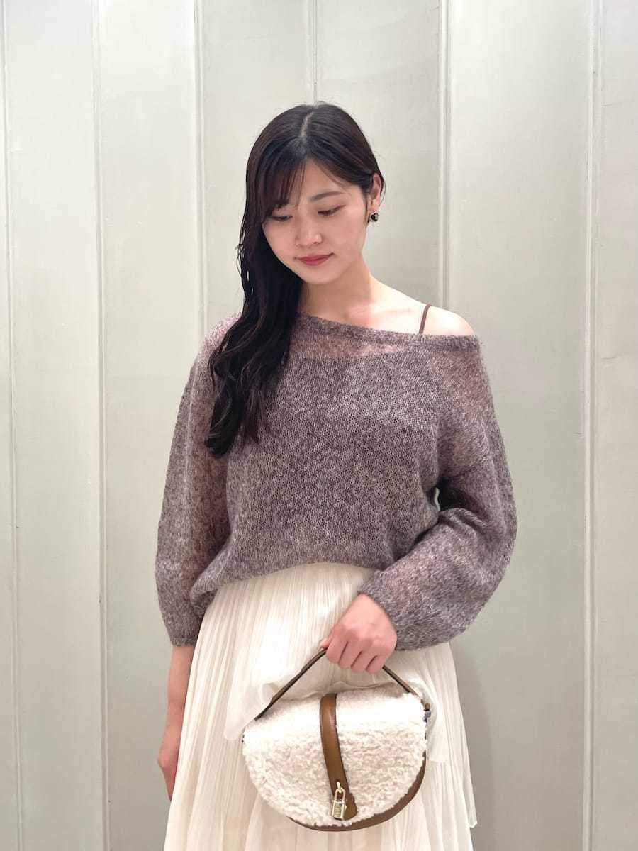 ブラウン系のニット/セーター、ホワイト系のスカート、イエロー系のハンドバッグを着用したレディースの秋コーディネートの9枚目の写真