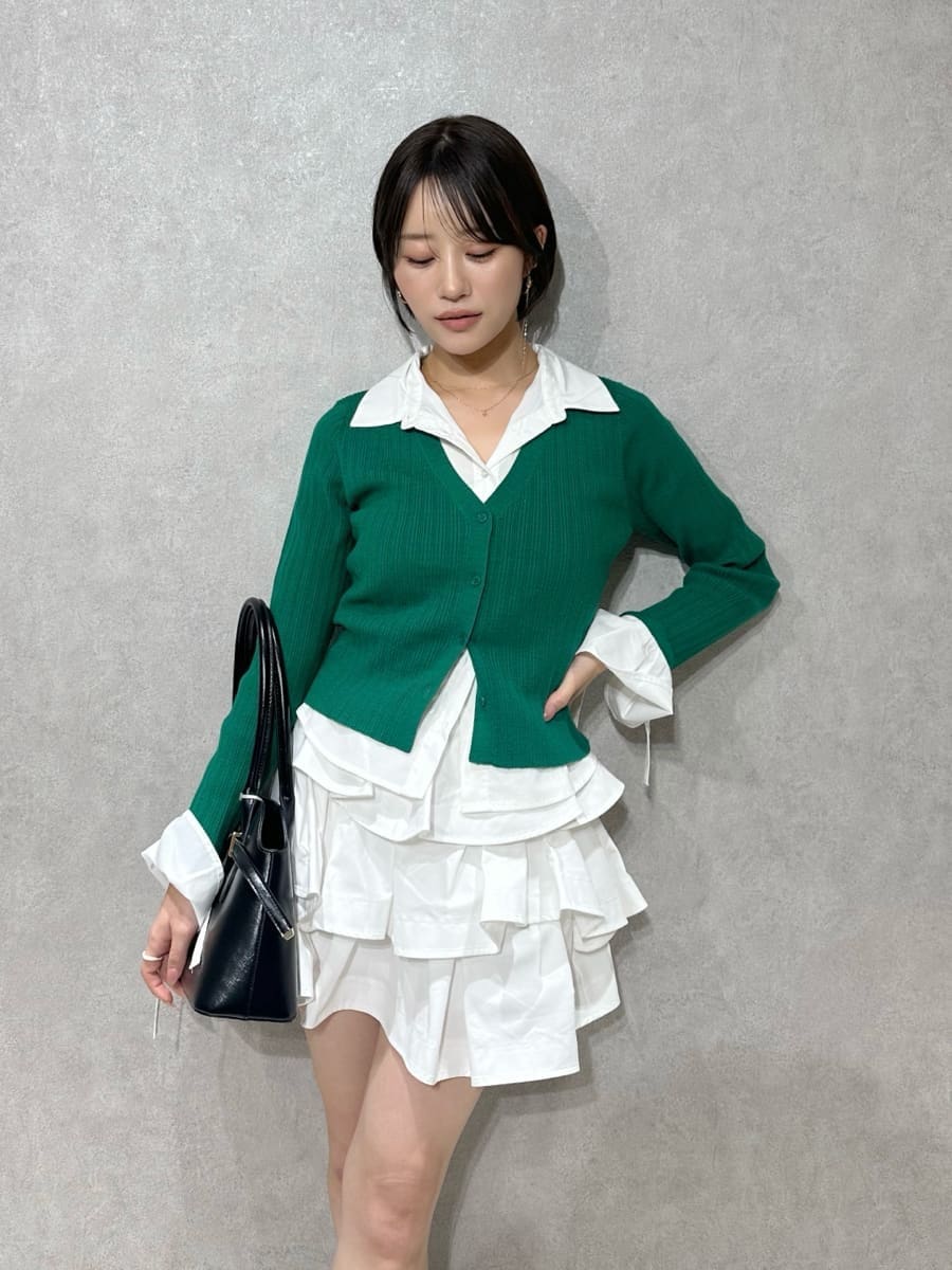 ホワイト系のその他パンツ、グリーン系のニット/セーター、ブラウン系のサンダルを着用したレディースの夏コーディネートの5枚目の写真