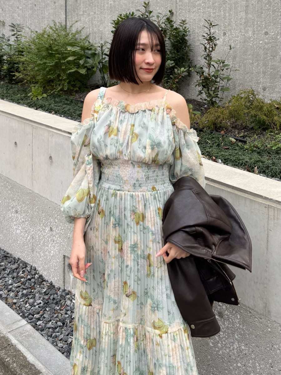 ブラウン系のブルゾン、グリーン系のワンピース、ブラウン系のパンプスを着用したレディースの冬コーディネートの8枚目の写真