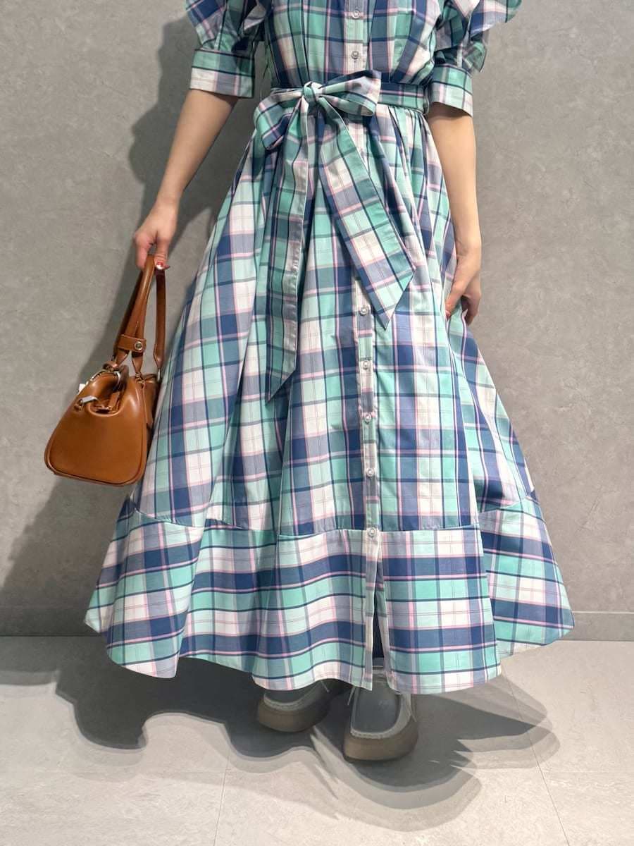 その他のワンピース、イエロー系のボストンバッグ、ホワイト系のその他シューズを着用したレディースの春コーディネートの8枚目の写真