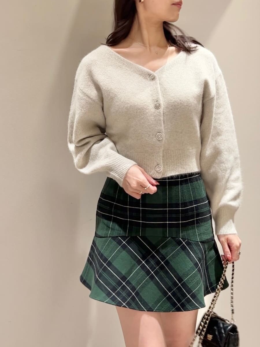 ブラック系のブーツ、ブラック系のショルダーバッグ、ホワイト系のダウンジャケット/コートを着用したレディースの冬コーディネートの7枚目の写真