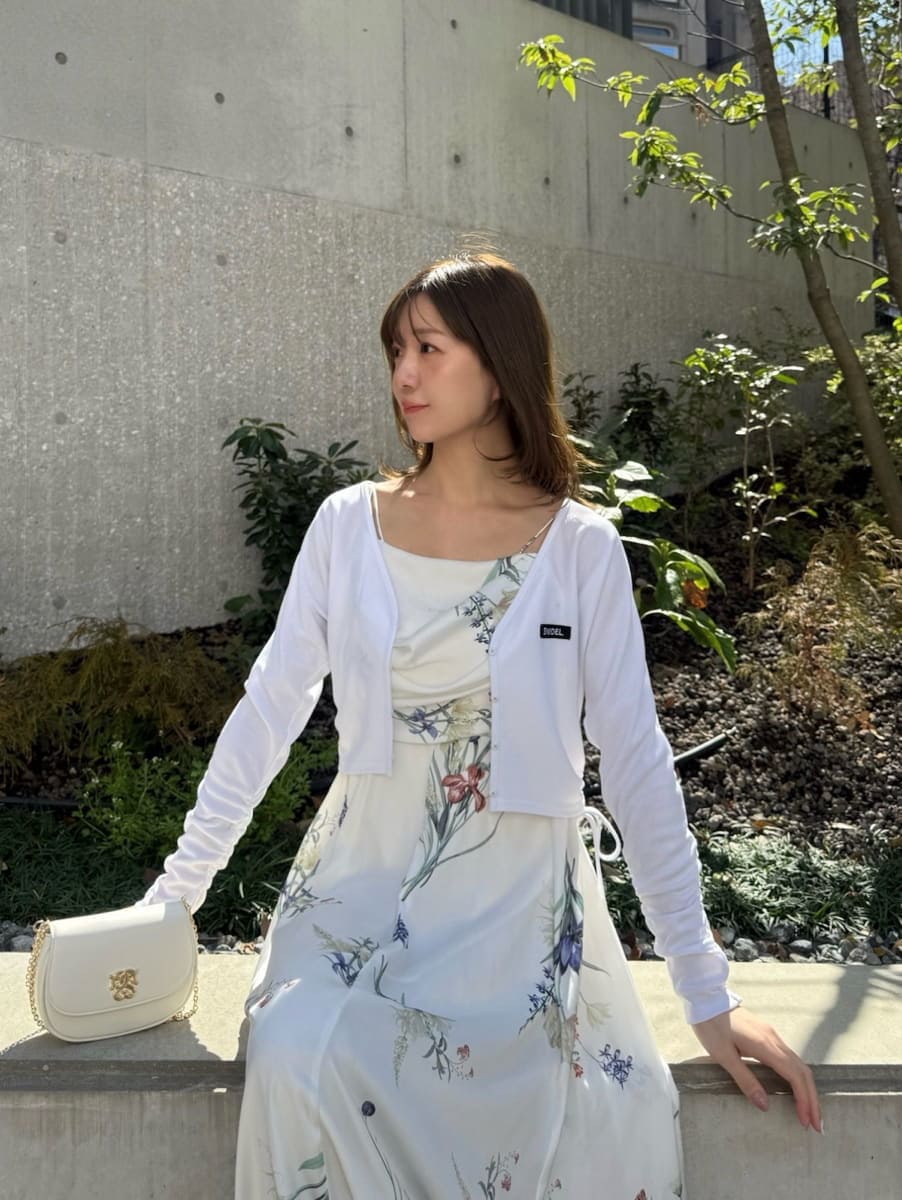 ホワイト系のワンピース、ブラウン系のパンプス、ホワイト系のショルダーバッグを着用したレディースの春コーディネートの5枚目の写真