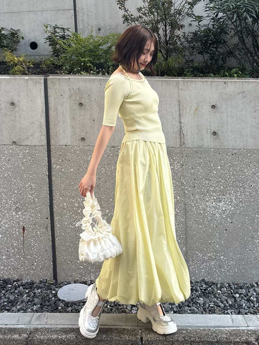 シルバー系のスニーカーを着用したレディースの春コーディネートの5枚目の写真