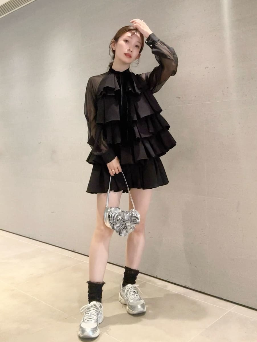 ブラック系のドレス、シルバー系のスニーカーを着用したレディースの冬コーディネートの5枚目の写真