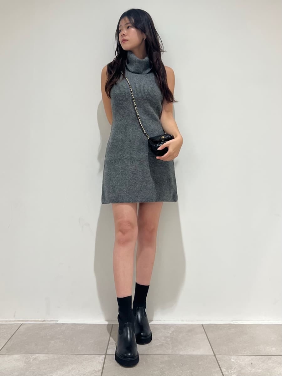 グレー系のワンピース、グレー系のカーディガン/ボレロ、ブラック系のショルダーバッグを着用したレディースの秋コーディネートの6枚目の写真