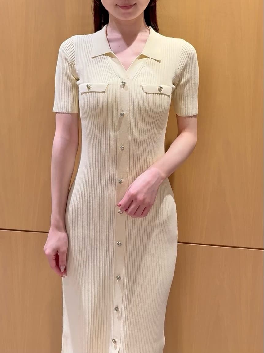 イエロー系のワンピース、ホワイト系のショルダーバッグを着用したレディースの春コーディネートの4枚目の写真