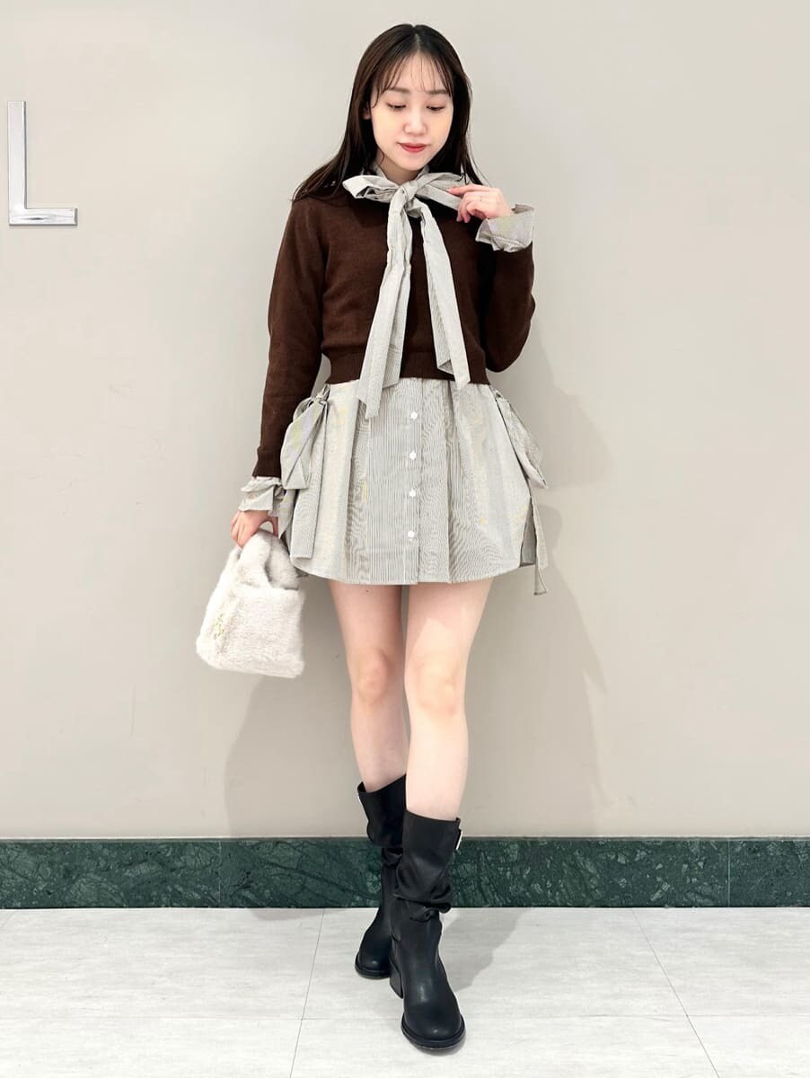 ブラウン系のその他トップス、ホワイト系のハンドバッグを着用したレディースの秋コーディネートの2枚目の写真