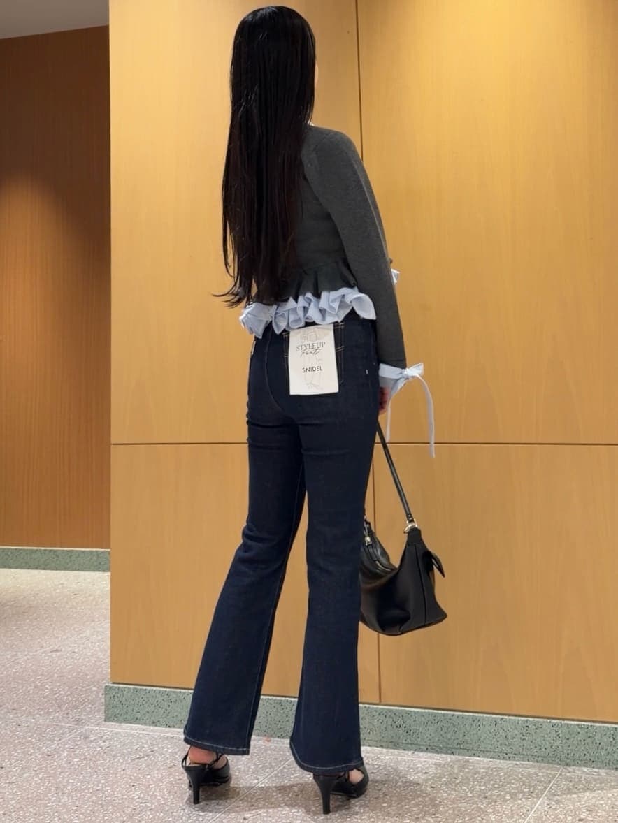 ブルー系のデニムパンツ、ベージュ系のブルゾン、グレー系のカーディガン/ボレロを着用したレディースの秋コーディネートの6枚目の写真