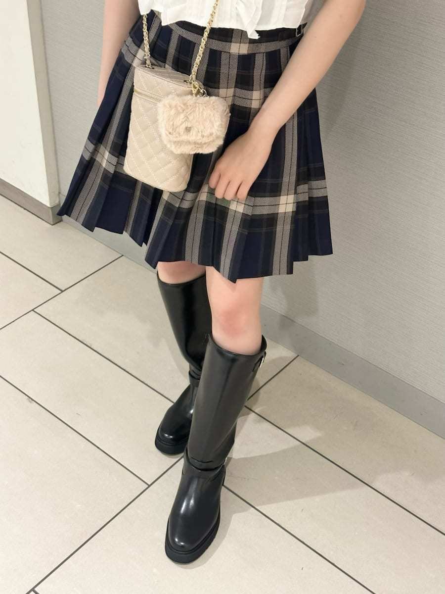 ホワイト系のシャツ/ブラウス、ブラック系のブーツ、ピンク系のショルダーバッグを着用したレディースの夏コーディネートの4枚目の写真