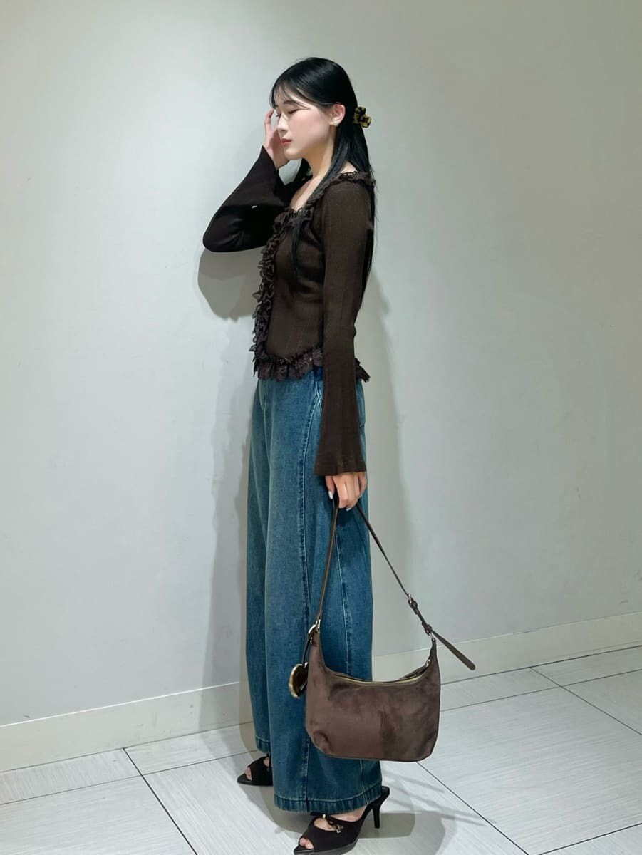 ブルー系のデニムパンツ、ブラウン系のニット/セーター、ブラウン系のサンダルを着用したレディースの夏コーディネートの2枚目の写真