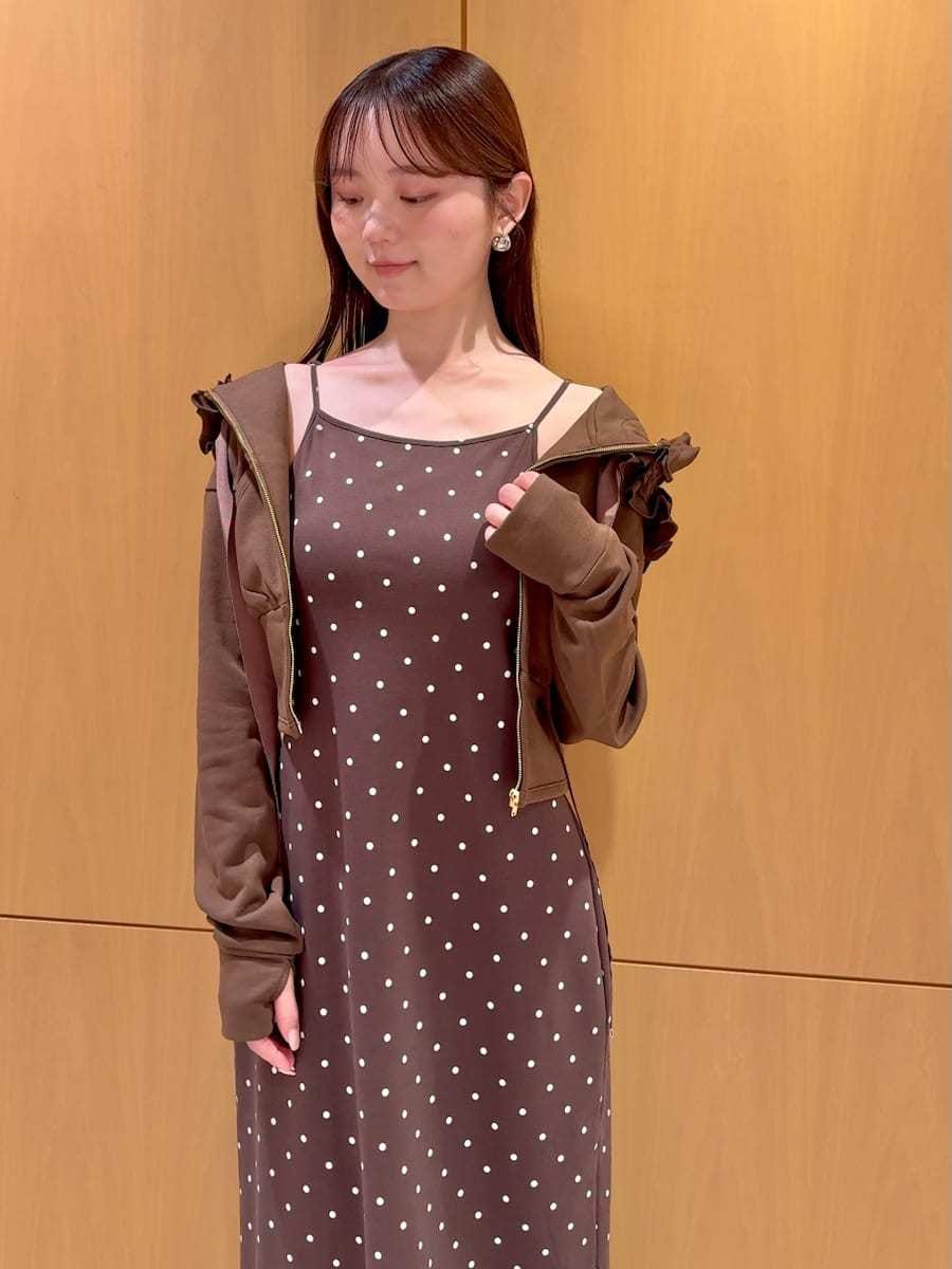 ブラック系のサンダル、ブラウン系のワンピース、ブラウン系のパーカーを着用したレディースの夏コーディネートの6枚目の写真