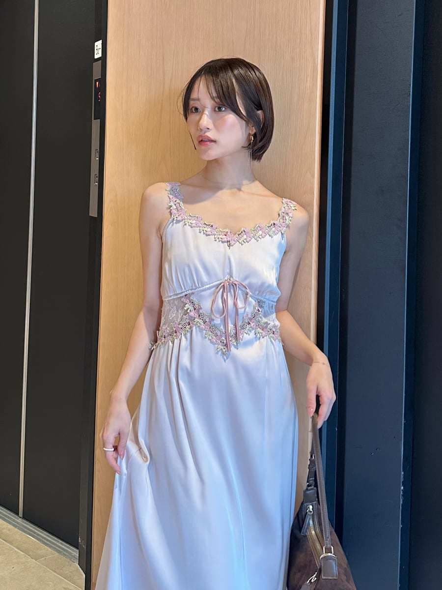 ピンク系のワンピース、ブラウン系のブーツ、ブラウン系のショルダーバッグを着用したレディースの夏コーディネートの6枚目の写真