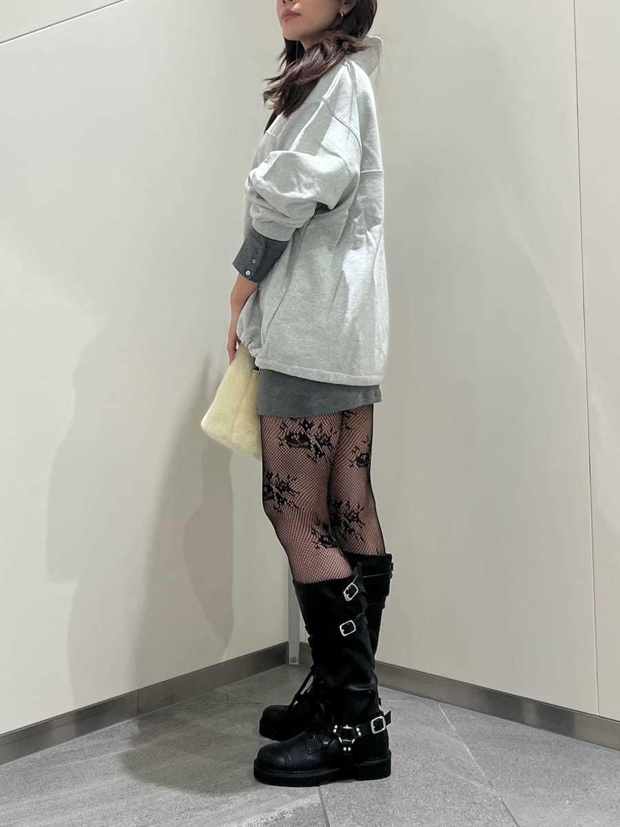 グレー系のワンピース、グレー系のTシャツ/カットソー、ブラック系のブーツを着用したレディースの秋コーディネートの2枚目の写真