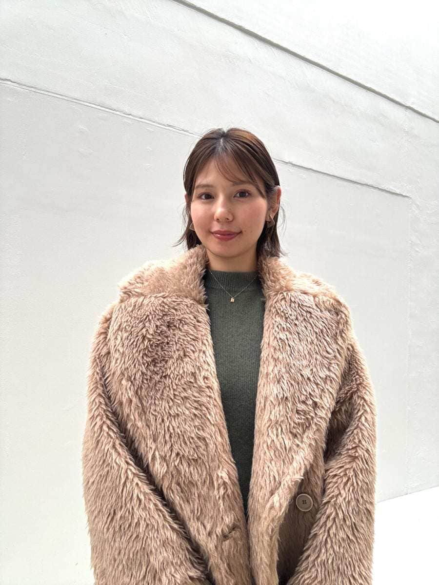 ブラック系のブーツ、グリーン系のワンピース、グリーン系のカーディガン/ボレロを着用したレディースの冬コーディネートの6枚目の写真