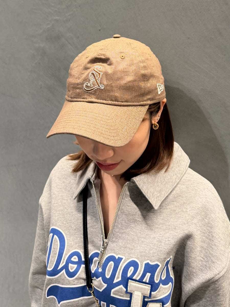 グレー系のスウェット、ブラック系のショルダーバッグ、ホワイト系のスカートを着用したレディースの春コーディネートの10枚目の写真