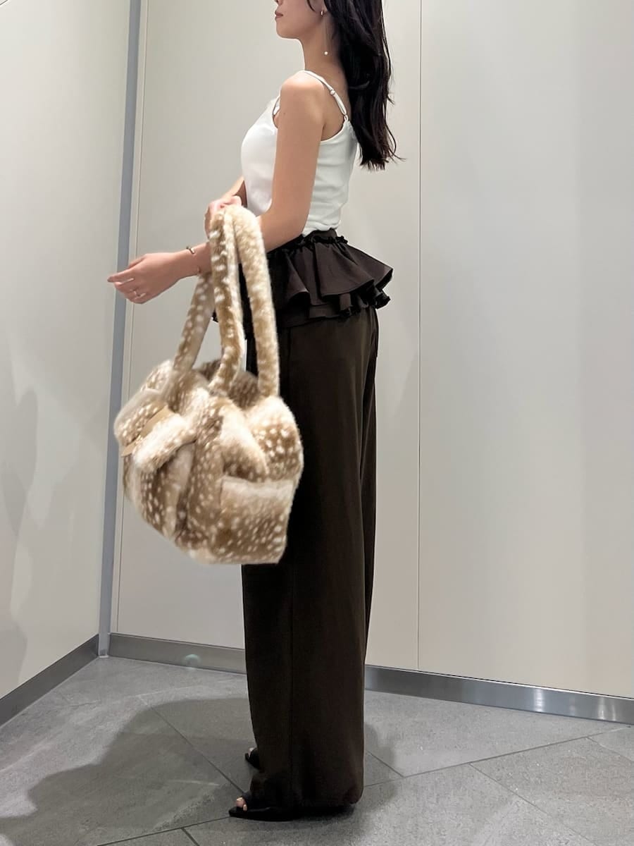 ブラウン系のその他パンツ、ブラウン系のパーカー、ホワイト系のキャミソールを着用したレディースの夏コーディネートの6枚目の写真