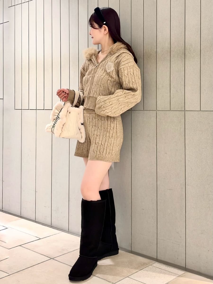 ブラウン系のその他パンツ、ブラウン系のパーカー、ホワイト系のショルダーバッグを着用したレディースの秋コーディネートの2枚目の写真