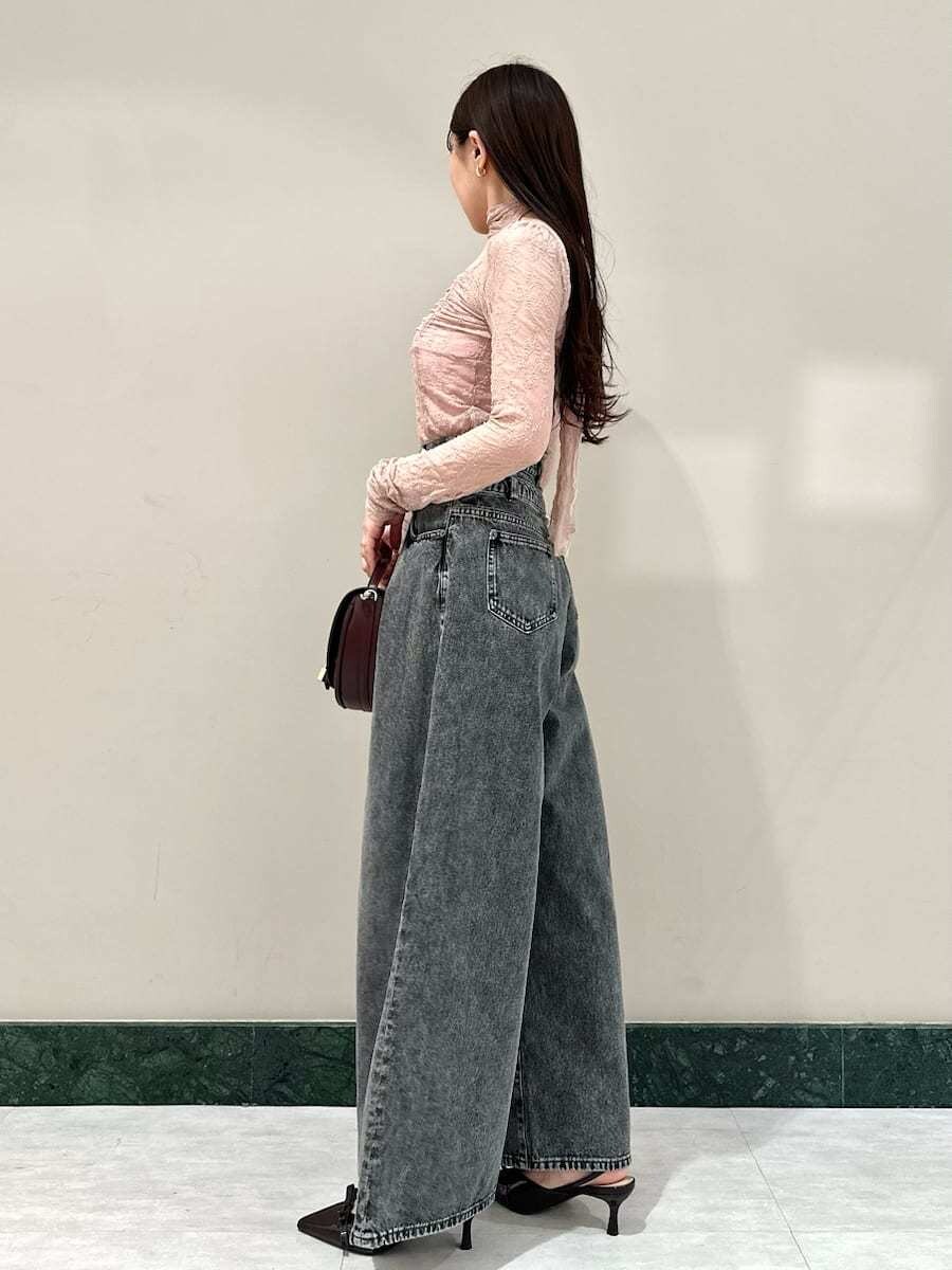 ピンク系のTシャツ/カットソー、グレー系のデニムパンツ、ブラウン系のハンドバッグを着用したレディースの夏コーディネートの2枚目の写真