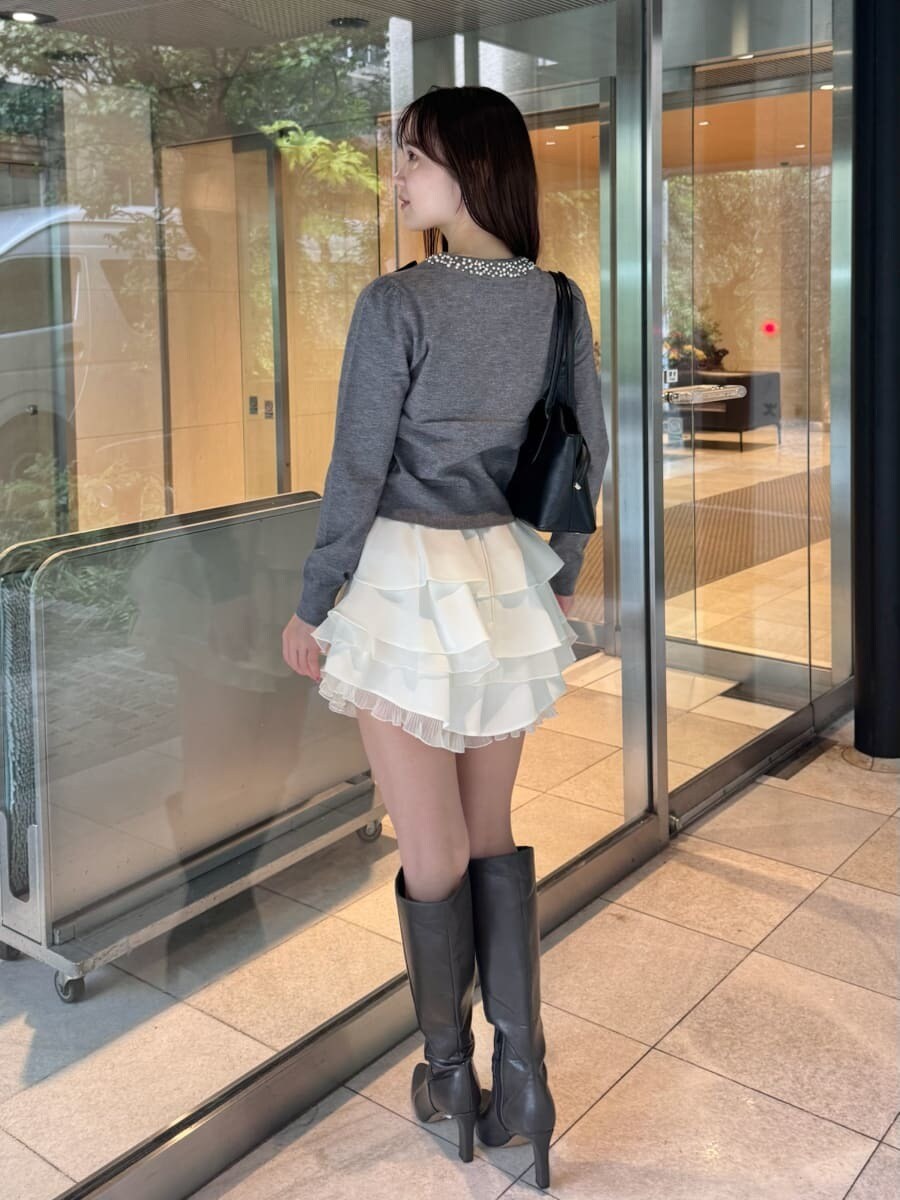ブラック系のボストンバッグ、グレー系のカーディガン/ボレロ、ホワイト系のその他パンツを着用したレディースの秋コーディネートの4枚目の写真