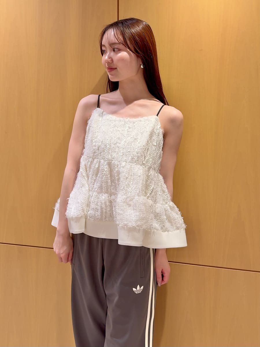 ホワイト系のその他トップス、グレー系のその他パンツ、シルバー系のハンドバッグを着用したレディースの冬コーディネートの7枚目の写真