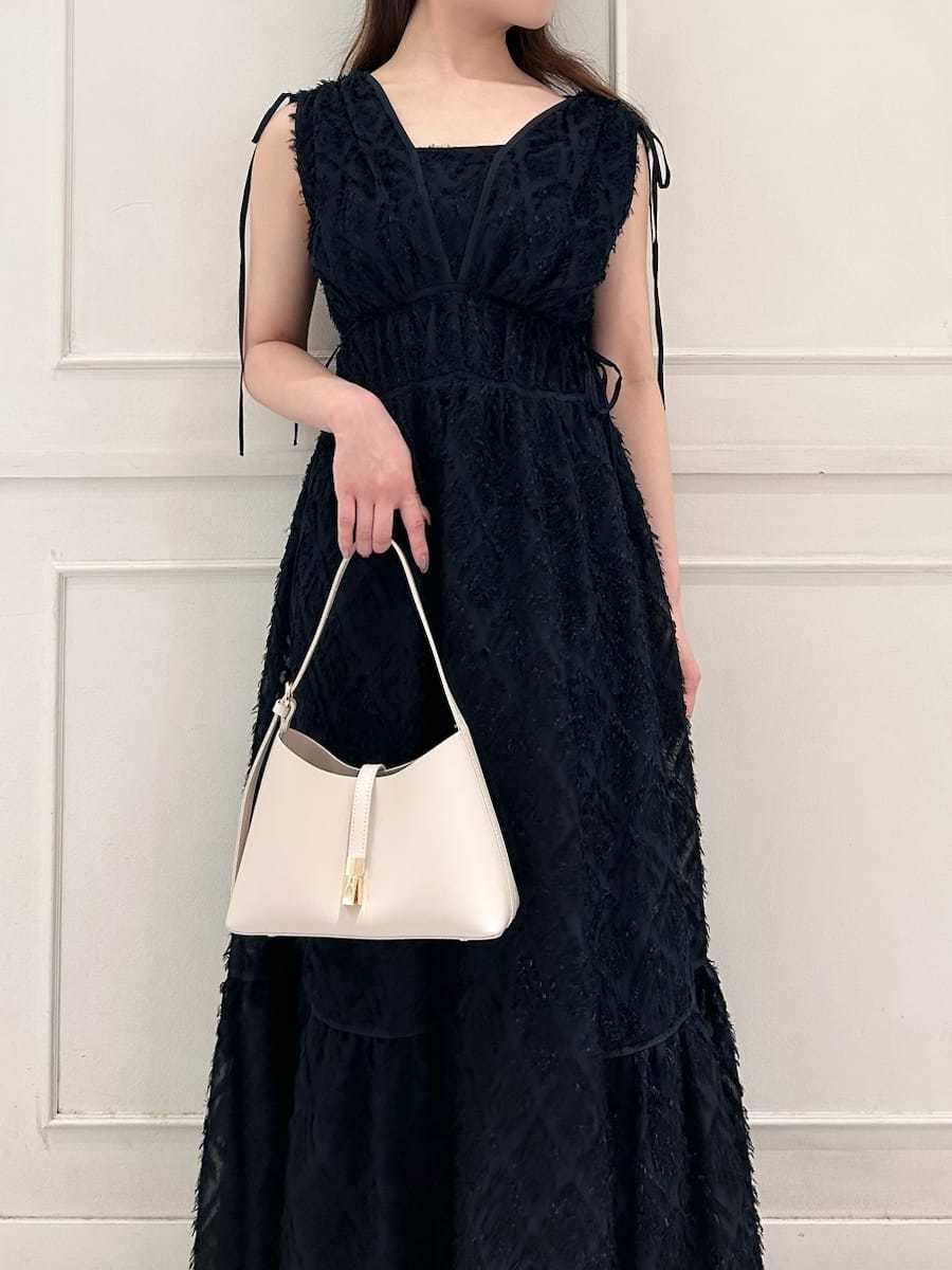 ブルー系のワンピース、ホワイト系のハンドバッグ、ブラック系のサンダルを着用したレディースの夏コーディネートの4枚目の写真