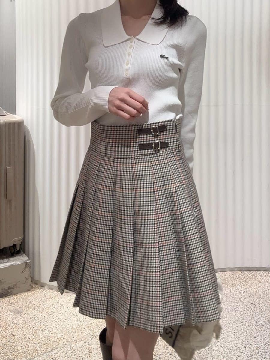 ベージュ系のスカート、ブラウン系のブーツ、ホワイト系のダウンジャケット/コートを着用したレディースの秋コーディネートの4枚目の写真