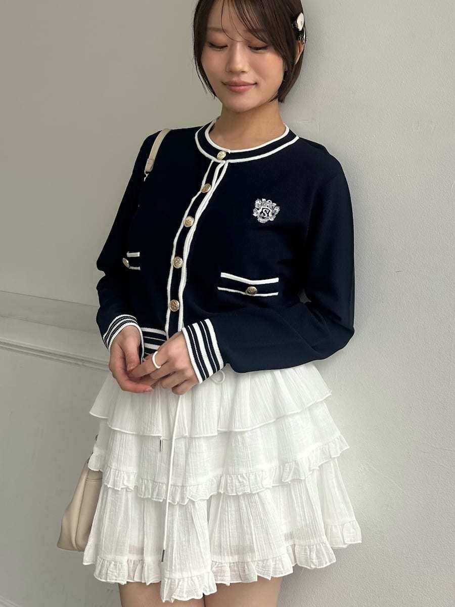 ブルー系のカーディガン/ボレロ、ホワイト系のその他パンツを着用したレディースの春コーディネートの5枚目の写真