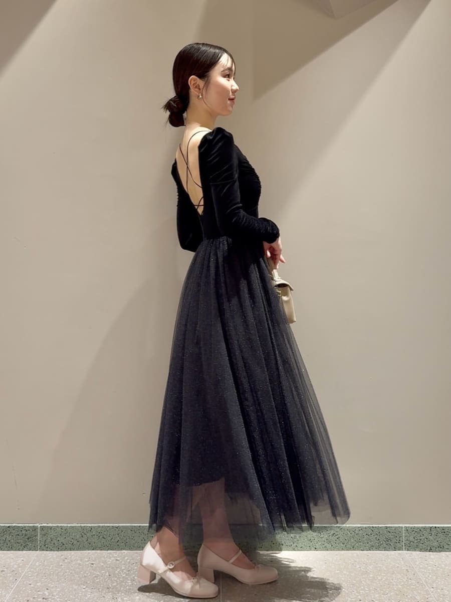 ブラック系のワンピース、ピンク系のパンプス、ベージュ系のショルダーバッグを着用したレディースの夏コーディネートの3枚目の写真