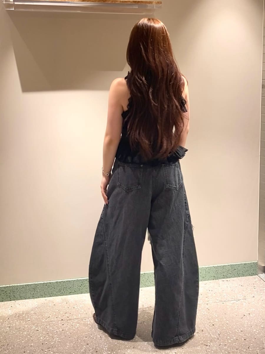 ホワイト系のショルダーバッグ、ブラック系のデニムパンツ、ブラック系のニット/セーターを着用したレディースの夏コーディネートの4枚目の写真
